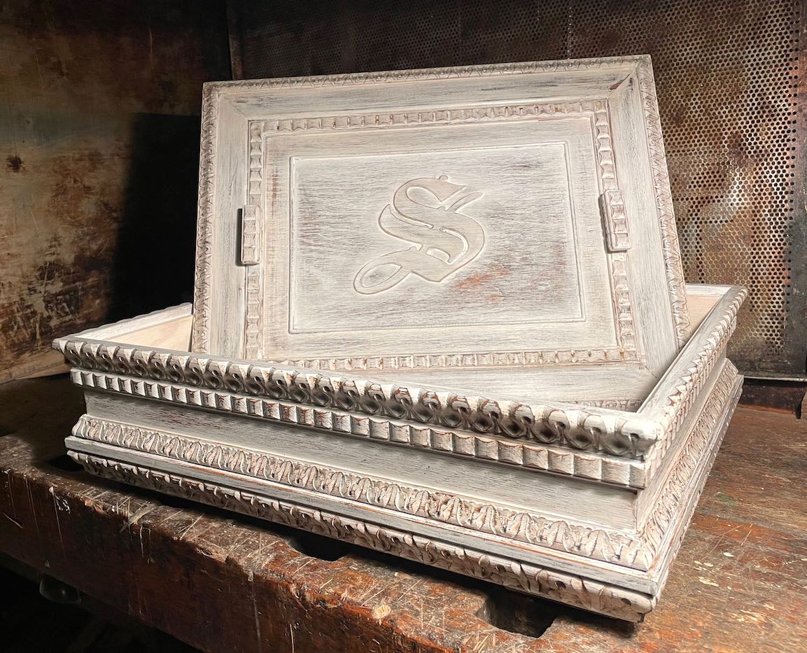 Vintage Schatzkästchen aus Holzprofilen weiß patiniert mit Initialen-Deckel auf Werkbank