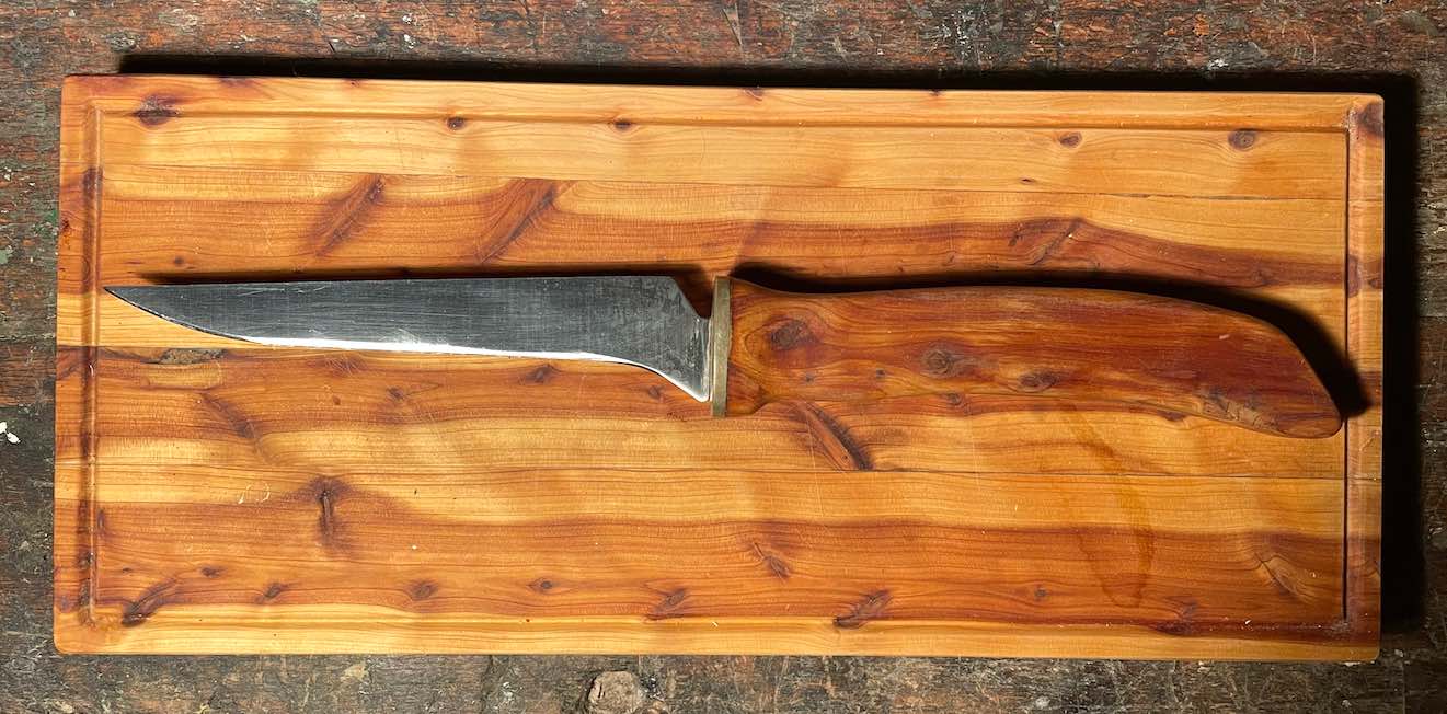 Draufsicht Schneidebrett und Messer mit Griff aus Wacholderholz