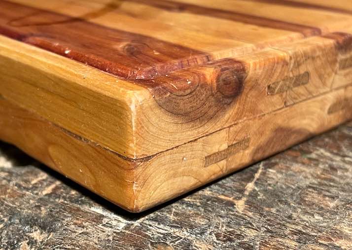 Nahaufnahme Schneidebrett aus verleimten Wacholderholz
