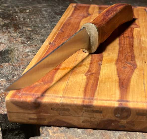Schneidebrett und Messer aus heimischem Wacholderholz auf Werkbank