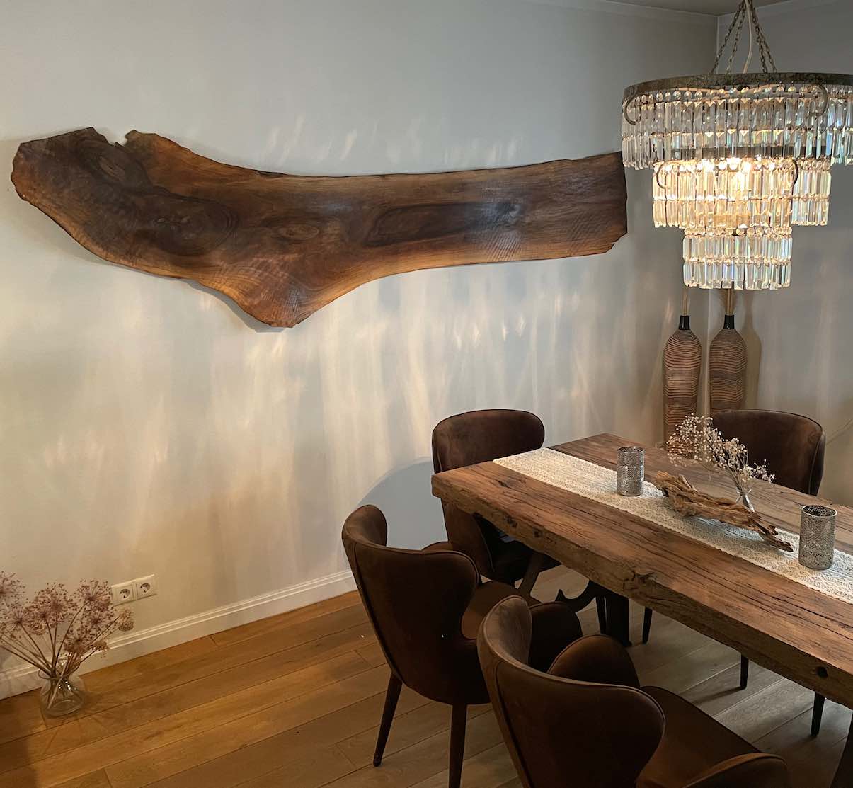 Speisezimmer mit großem Walnussfurnier an Wand und Eichentisch