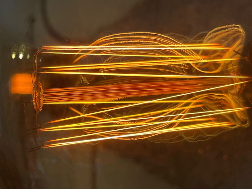 Close-up von leuchtenden Glühdrähten einer Vintage Birne