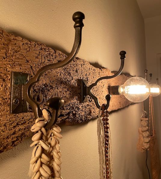 Perspektive von Garderoben-Brett aus Wurmholz mit gusseisener Haken, Vintage Glühbirnen und Deko