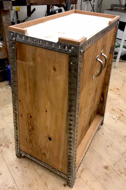 Maschinenschrank aus altem Holz und Stahlprofilen in Werkstatt