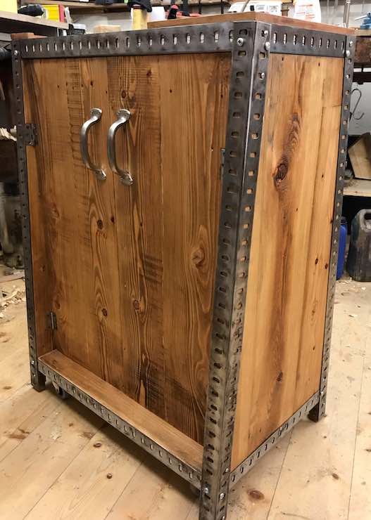 Maschinenschrank aus altem Holz und Stahlprofilen in Werkstatt