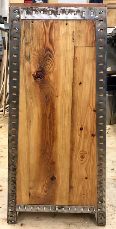 Seitenansicht Maschinenschrank aus altem Holz und Stahlprofilen