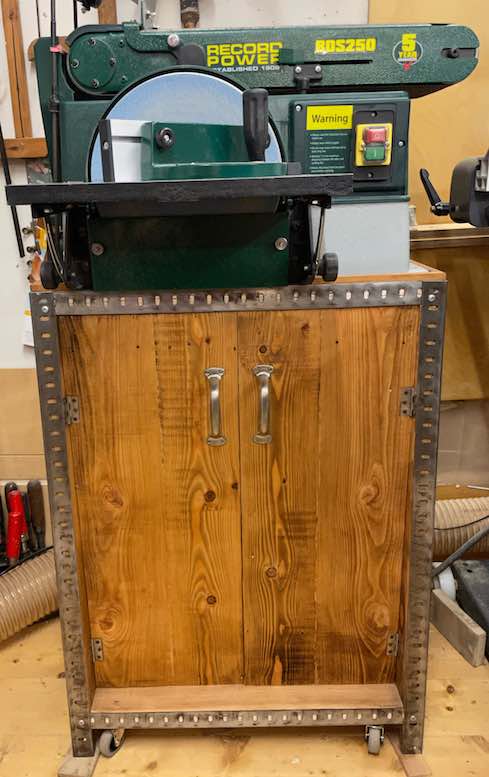 Maschinenschrank aus altem Holz und Stahlprofilen mit Schleifmaschine