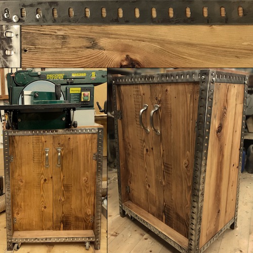 Maschinenschrank aus altem Holz und Stahlprofilen für Schleifmaschine