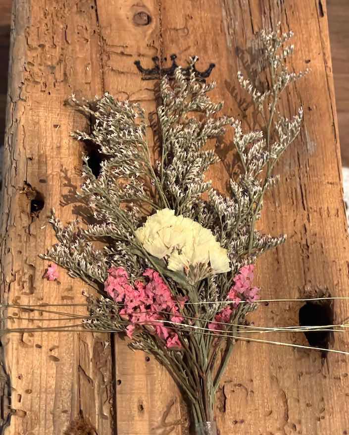 Trockenblumen auf altem Holzdeckel