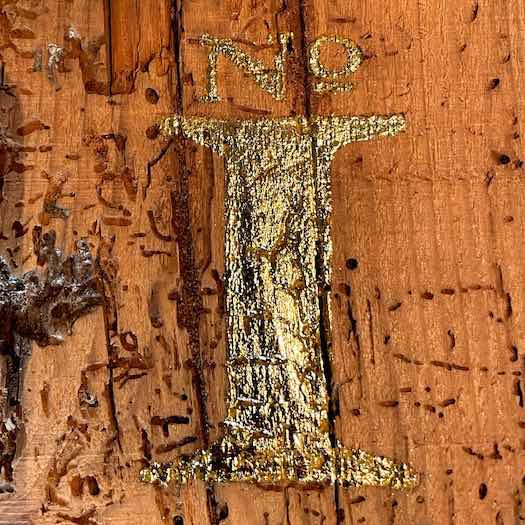 Detail goldene No1 auf altem wurmstichigem Holz
