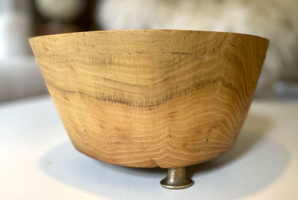 Seitenansicht von Schale aus Robinineholz mit Antik-Messing-Fuß