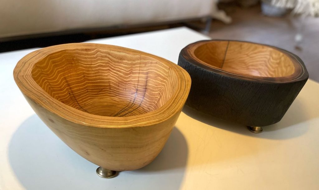 2 Schalen aus natürlichem und gebranntem Robinineholz mit Messing-Füssen auf weißem Couchtisch