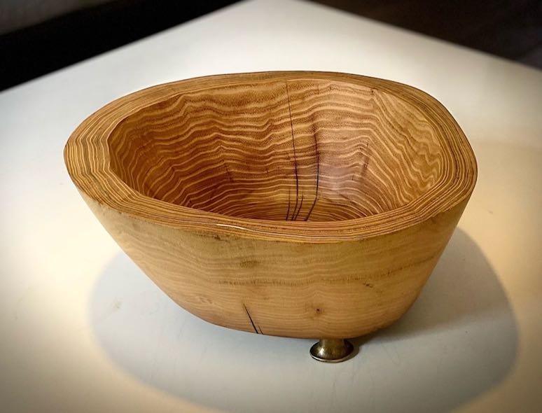 Schale aus Robinineholz mit Messing-Fuß auf weißem Tisch