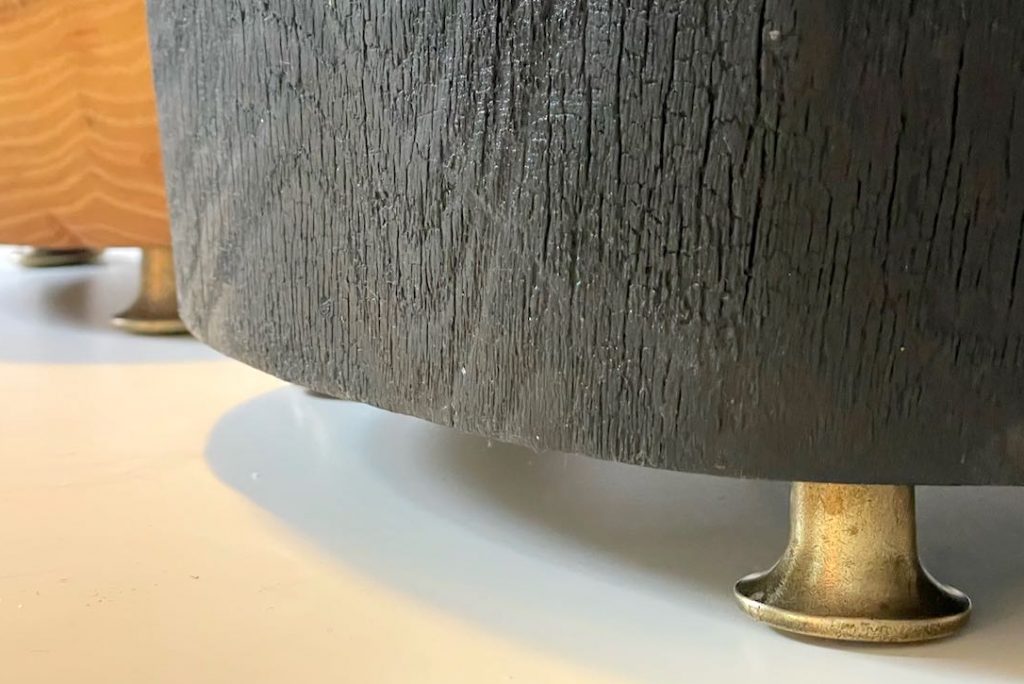 Antik-Messing-Füsse an Holzschalen aus natur/gebranntem Robinienholz