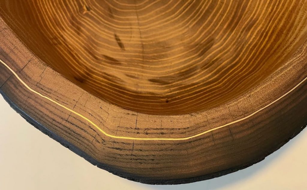 Detail vom Rand einer Robinien-Schale mit Messing-Inlay