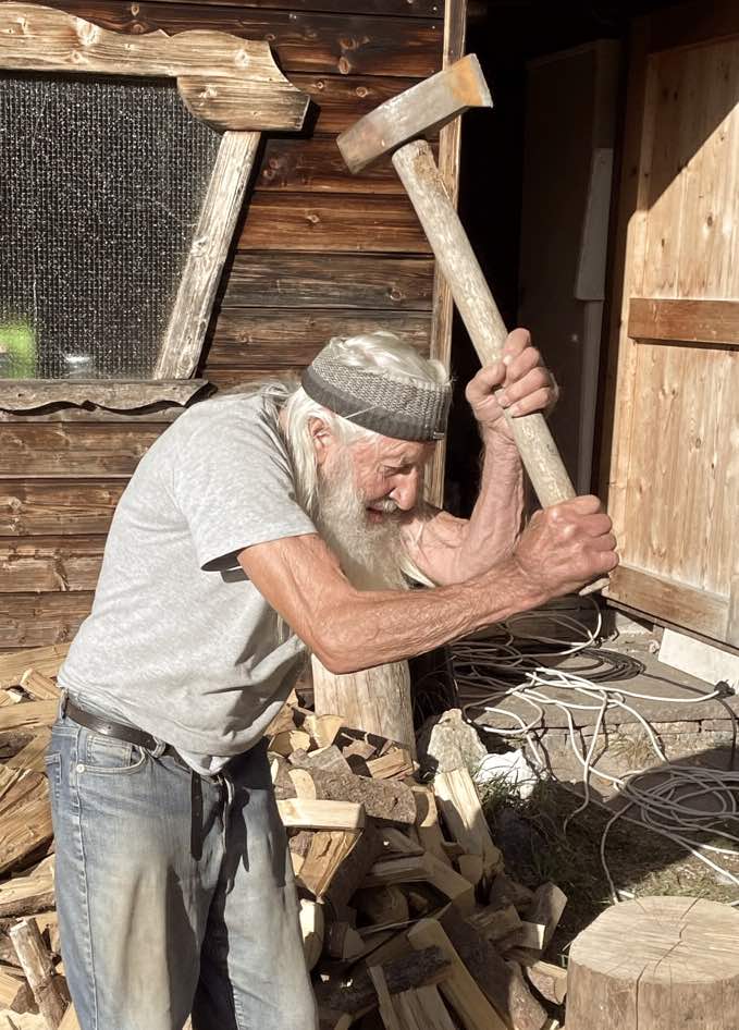 90jähriger Manfred Fritz Threimer beim Holzhacken