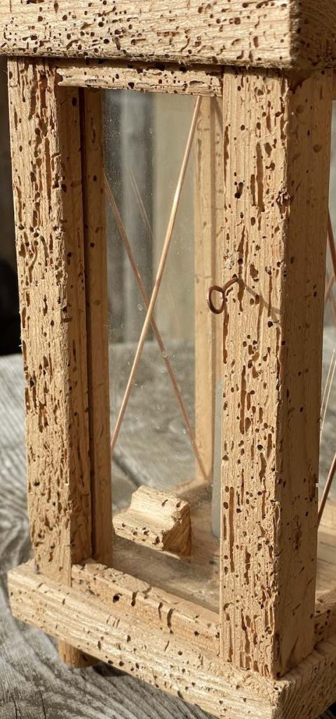 Closeup von wurmstichigem Altholz einer Laterne