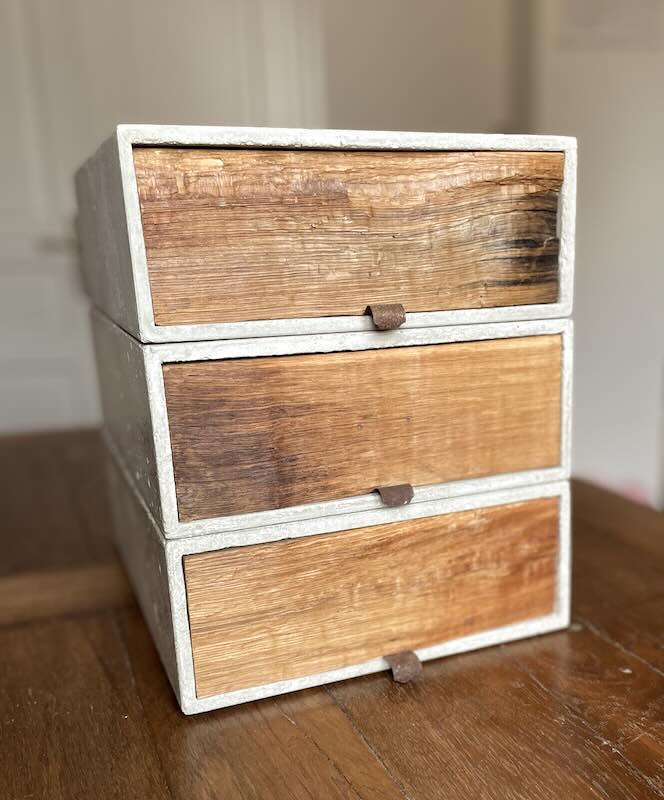 Stapelbare Boxen aus Beton mit Holzschubladen und Altholzfront auf Schreibtisch
