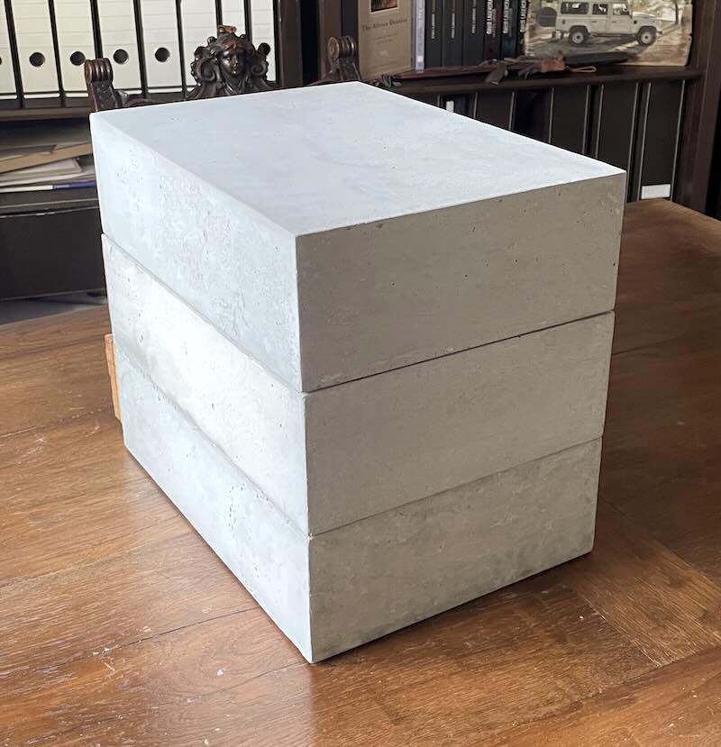 3 gestapelte Betonboxen auf Schreibtisch