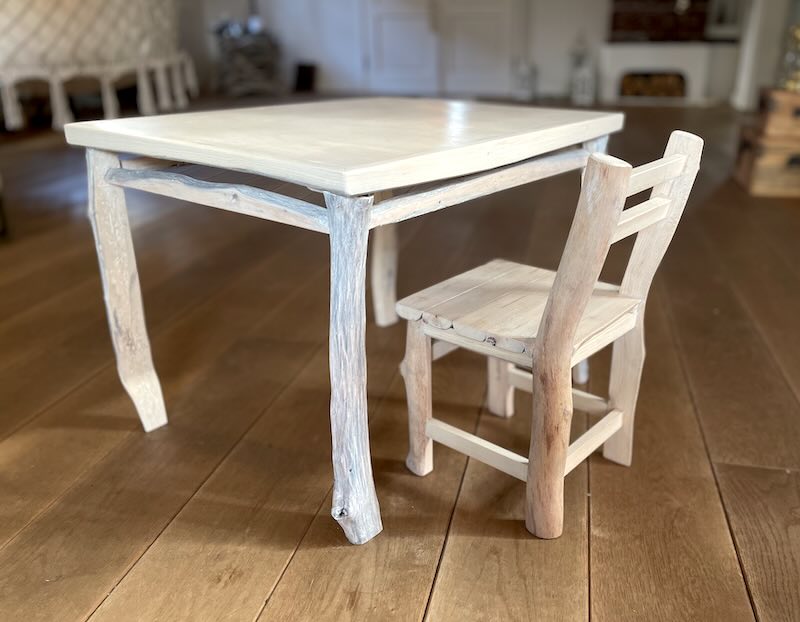 Kinderstuhl und -tisch aus hellem Natur-Holz in Wohnzimmer