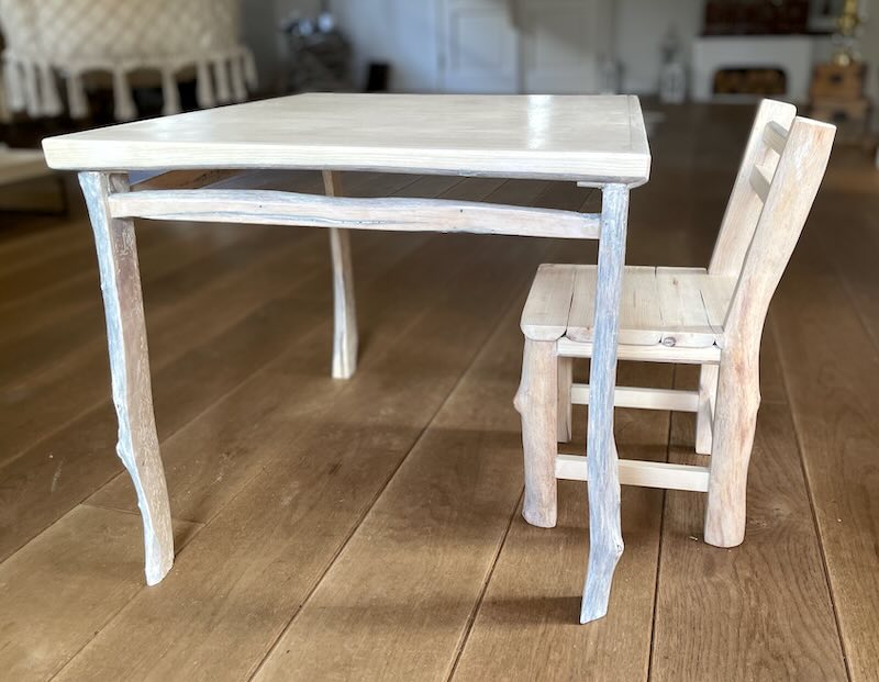 Kinderstuhl und -tisch aus hellem Natur-Holz in Wohnzimmer