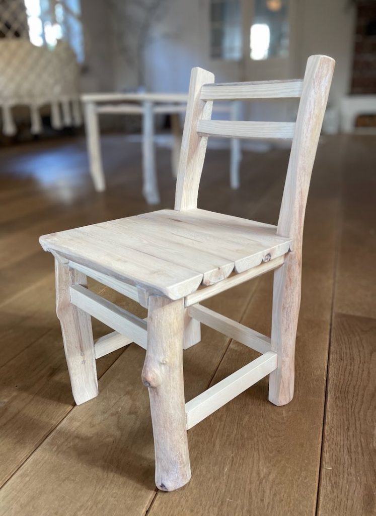 Kinderstuhl hellem Natur-Holz in Wohnzimmer