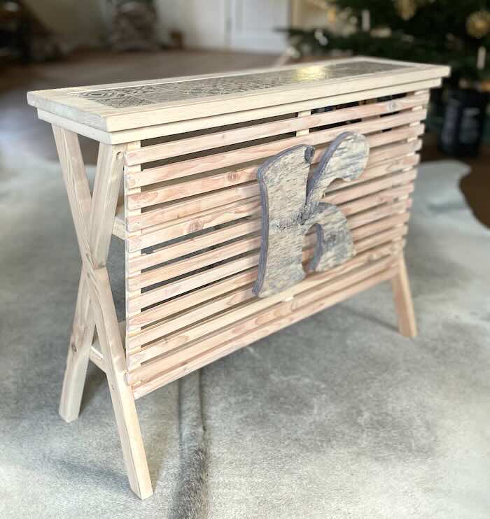 Verkaufstheke für Kinder aus Holz und Tresenfläche in Fliesenoptik mit Initial aus Birkenrinde