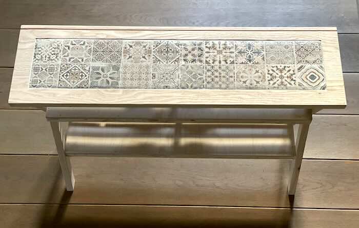 Verkaufstheke für Kinder aus Holz und Tresenfläche in Fliesenoptik von oben