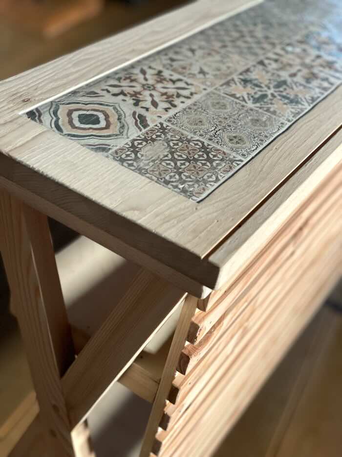 Detail einer Verkaufstheke für Kinder aus Holz und Tresenfläche in Fliesenoptik