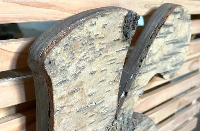 Detail von K-Initial aus Birkenrinden